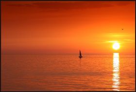 Segelboot im Sonnenuntergang_sized.jpg